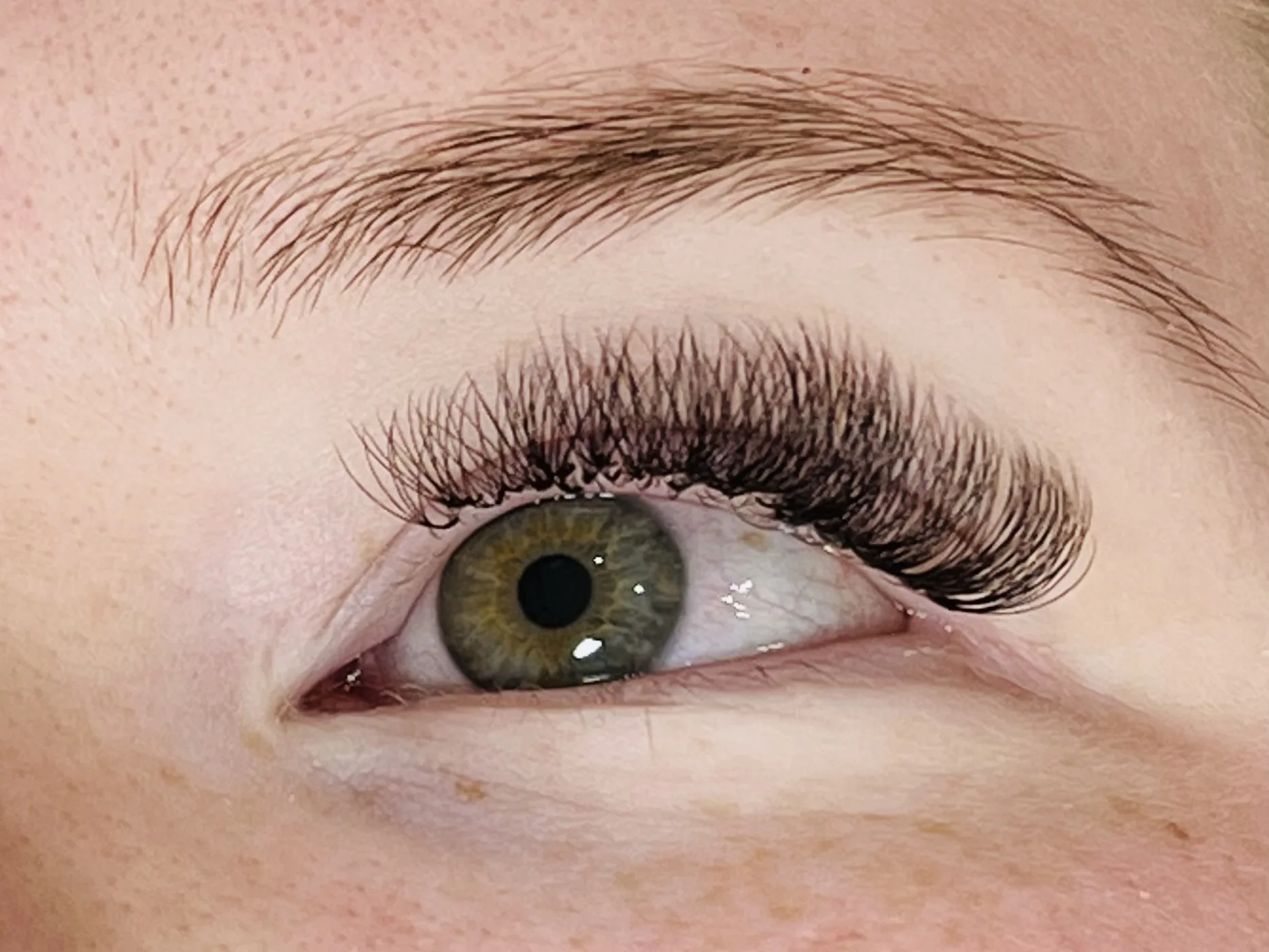 Classic lash extension set — green eye macro, clean and voluminous lash line